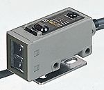 Fotocélula rectangular Omron, Sistema Reflex, alcance 3 m, salida PNP, Precableado, IP67