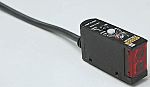 Fotocélula rectangular Omron, Sistema Difuso, alcance 700 mm, salida PNP, Cable de 3 hilos de 2 m., IP67